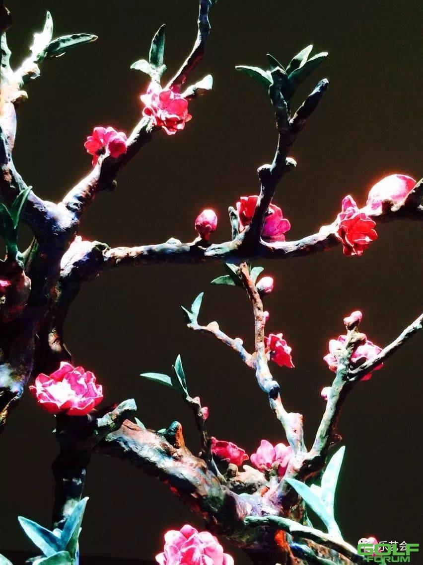网红打卡点//旭宝会館内的周春芽《桃花绘》雕塑