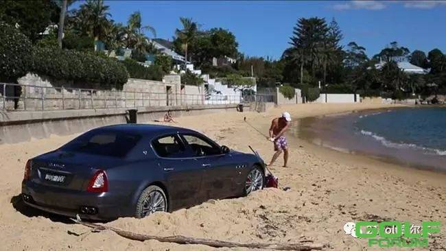 任性！澳洲男子玛莎拉蒂停沙滩独自练起高尔夫