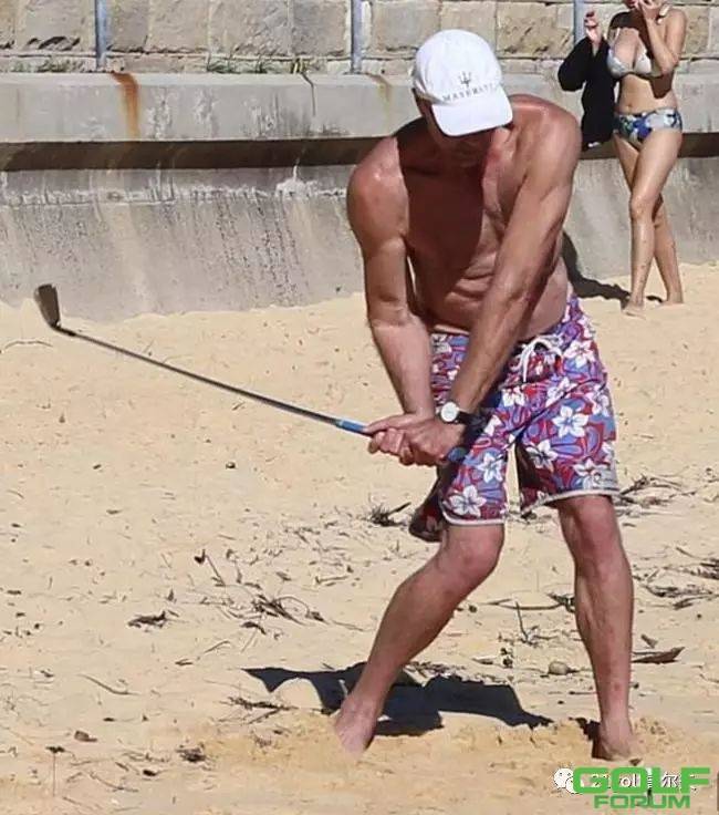 任性！澳洲男子玛莎拉蒂停沙滩独自练起高尔夫