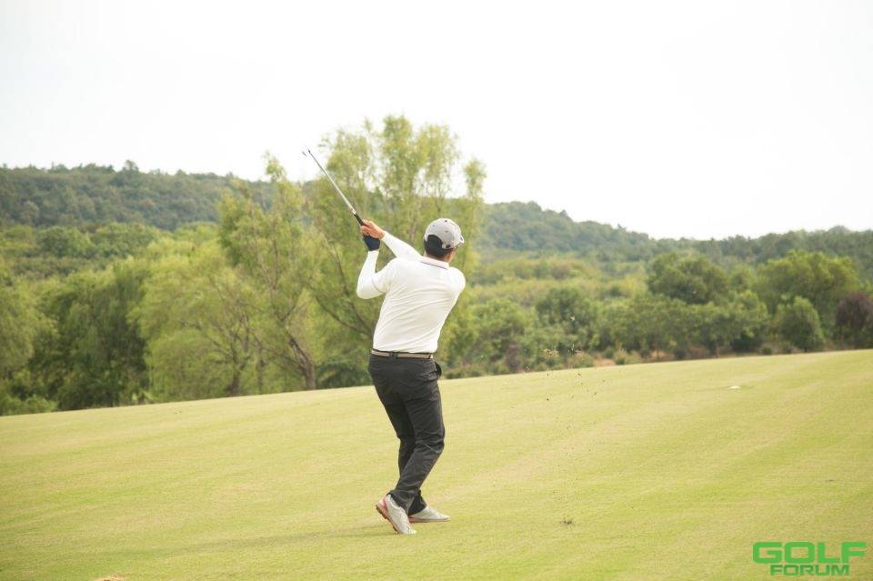 高尔夫球运动不当的姿势容易引起的身体损伤