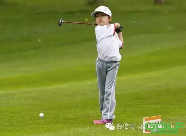 【教学】孩子打高尔夫，先从礼仪开始。