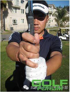 【球技】握杆力度要把握好形成流畅的高尔夫挥杆