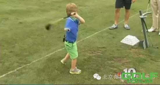 【震惊】3岁高尔夫神童！独臂！开球超100码！！！