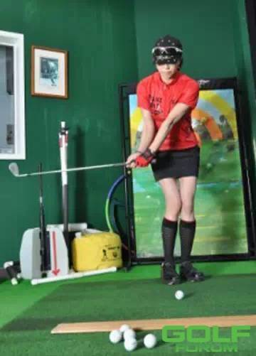 女士打高尔夫球技巧：转动长度控制距离