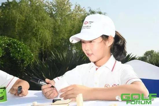 刘国梁女儿化身环保少年高尔夫球场展示DIY才能