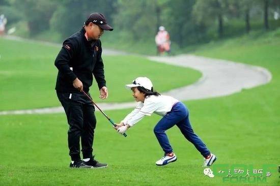 刘国梁，用高尔夫陪伴孩子成长。