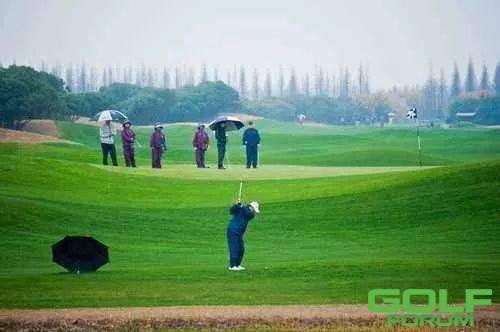 雨天高尔夫的乐趣