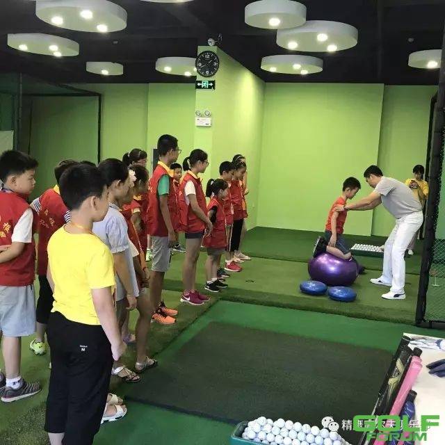 金秋九月，富阳日报小记者“体验”室内高尔夫，玩的不亦乐乎！ ...