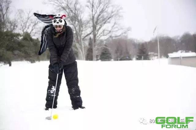雪天不练高尔夫？看看他们努力！