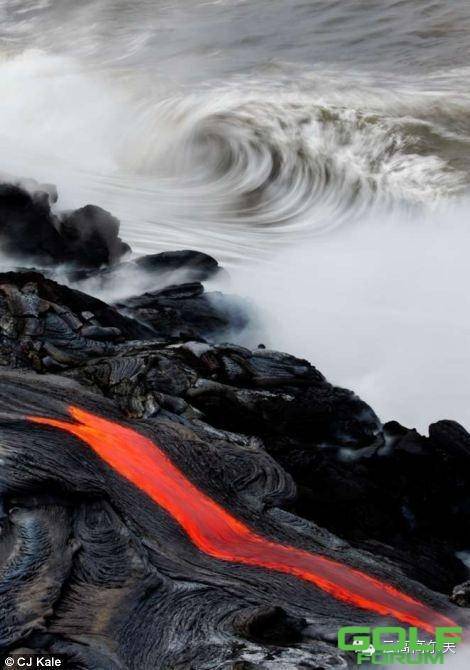 美国摄影师冒死拍摄火山岩浆入海场景