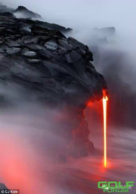 美国摄影师冒死拍摄火山岩浆入海场景