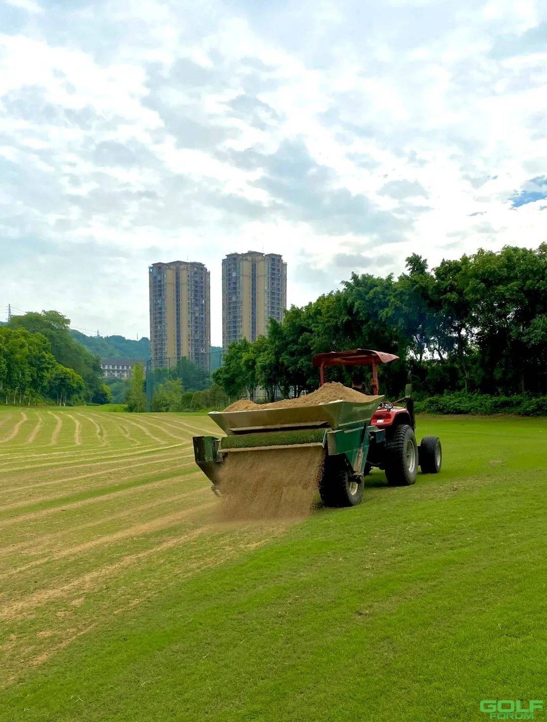 保利重庆高尔夫球会--南场草坪大养护打孔铺沙作业