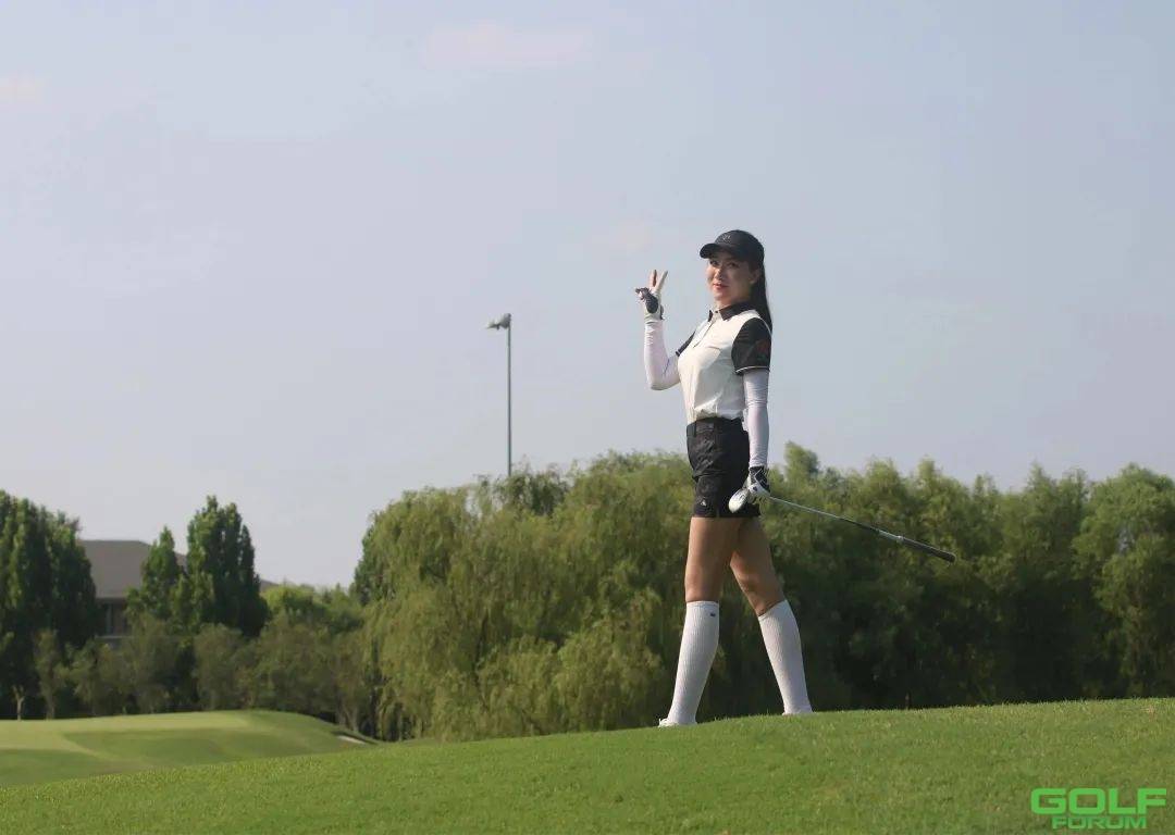 燕之屋女子高尔夫球队7月例赛美丽挥杆
