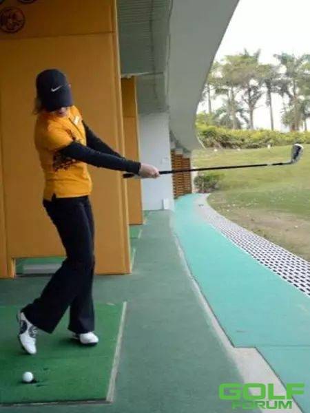 get球技-美国PGA女教练传授切滚球挥杆技巧