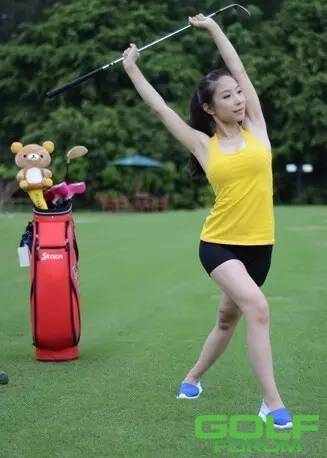 11招高尔夫热身动作美女教练亲身示范（上）
